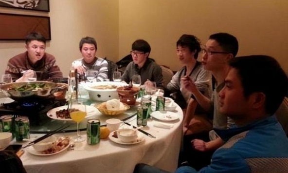 Hào phóng trả hết tiền ăn trong buổi họp lớp, người đàn ông vừa đi về thì tất cả tụm lại nói xấu vì 1 lý do không ngờ!