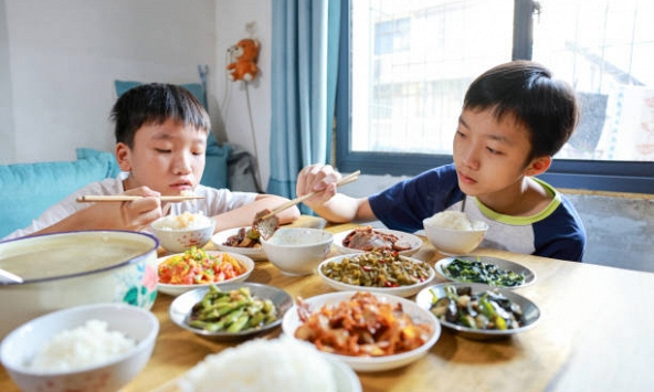 Những đứa trẻ lớn lên khó thành công thường thể hiện 3 hành vi này trên bàn ăn, càng quan sát, càng thấy đúng