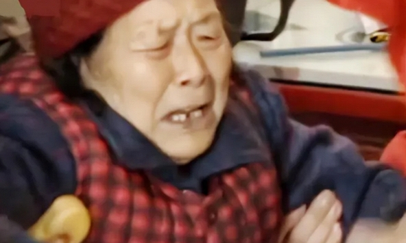 Đỡ 1 bà cụ bị ngã đứng dậy, cậu bé bất ngờ bị vu oan, cái kết khiến ai cũng hả hạ: Tà không thắng chính!