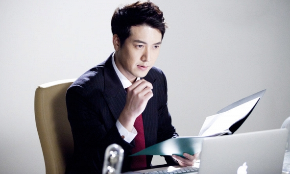 Nhìn số tiền thưởng Tết của chồng quá lớn, tôi mừng rớt nước mắt nhưng sếp anh bảo đó là nhờ tôi vì lý do không tin nổi