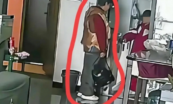 Bị kẻ lạ mặt bám theo về tận nhà, cậu bé có pha xử lý quá bình tĩnh và khôn ngoan: Đây chính là điều cha mẹ phải dạy con!