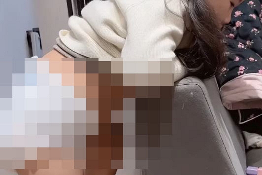 'Ai đời mẹ ruột lại đăng clip con gái như này?': Cả mạng xã hội bức xúc khi xem bài đăng của một người mẹ