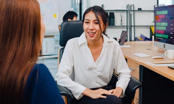 Nhà tuyển dụng hỏi khó: Nếu phát hiện chồng sếp ngoại tình, bạn xử lý như nào?, cô gái trẻ trả lời 1 câu thể hiện EQ cao vút!