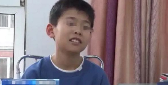 Cậu bé nhặt được túi tiền hơn 900 triệu đồng nhưng người đánh rơi nói 'Tôi chỉ làm mất hơn 70 triệu', sự thật được hé lộ quá bất ngờ!