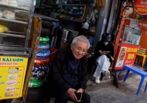 Phỏng vấn dạo 1 ông cụ sửa xe lớn tuổi ở Hà Nội, nam thanh niên sốc nặng vì học vấn QUÁ KHỦNG của ông!