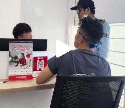 Người nước ngoài đi làm SIM thẻ, nhân viên không biết tiếng đang loay hoay thì chú bảo vệ ra phiên dịch giúp, 'bắn' tiếng Trung cực MƯỢT!