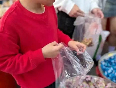 Cảnh tượng tình cờ bắt gặp tại 1 quầy bánh kẹo Tết khiến tôi ngán ngẩm: Vẫn có nhiều cha mẹ tưởng khôn lỏi là thông minh!