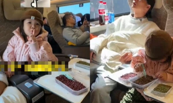 Hình ảnh ông bố và con gái trên chuyến tàu đông đúc gây sốt: Nhìn đồ vật phía dưới bàn, phải khen dạy con sao mà khéo thế!