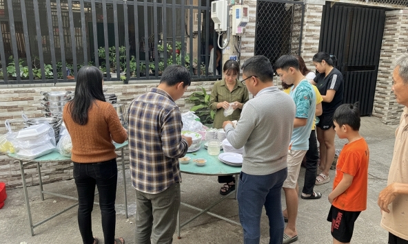 Hàng xóm tất niên liên miên, tôi ngứa mắt nói vài câu mà cô con dâu bên ấy cảm ơn rối rít