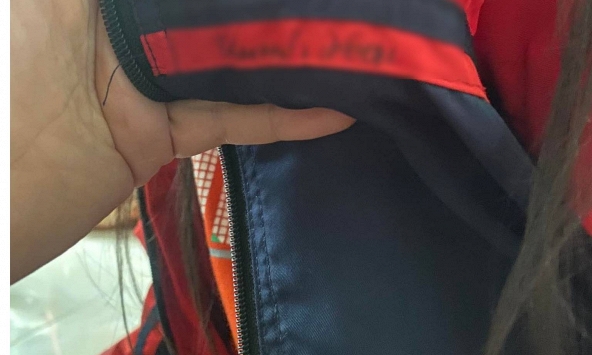 Nhìn dòng chữ trên chiếc áo thất lạc của con, bà mẹ Hà Nội giận run người: Vấn đề tưởng nhỏ mà lại rất nghiêm trọng!