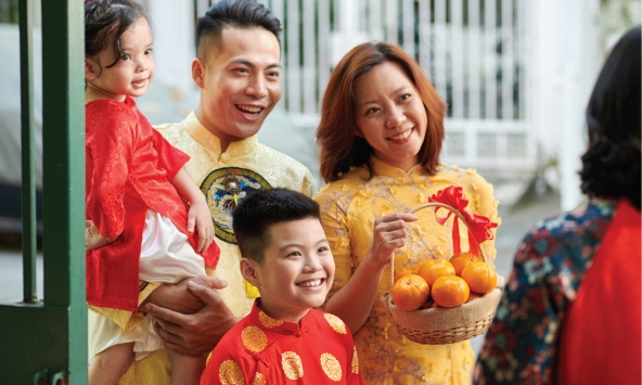 Khi họ hàng trêu trẻ “không chào thì không có lì xì”, cách cha mẹ đáp lại ảnh hưởng rất lớn đến đời con