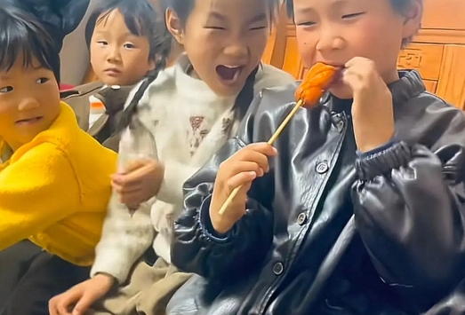 Bức ảnh 1 gia đình khiến dân mạng thốt lên: Kẻ thù thấy cũng phải mủi lòng, chủ nợ còn muốn quyên góp ngược lại!