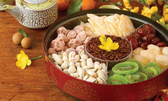 Thấy mẹ bê bánh kẹo Tết ra mời khách, con trai tôi 'bóc phốt' 1 câu mà mẹ ngại đỏ mặt: Từ năm sau xin chừa thói gian dối!