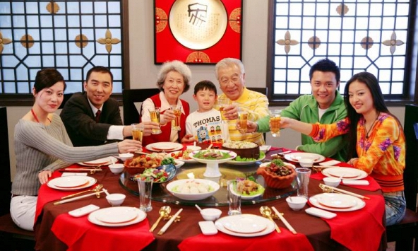 Nếu không muốn con trở thành 'con mồi' trên bàn ăn khi thăm họ hàng dịp Tết, hãy NÓI 4 câu quan trọng này