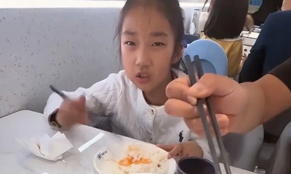 Đăng video 2 con gái lên MXH, một bà mẹ khiến nhiều người sững sờ: Sao con chị còn nhỏ mà ghê gớm quá vậy?