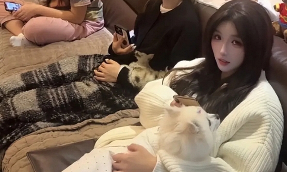 Nhà có 3 cô con gái xinh đẹp nhưng người mẹ lại nói 'Không ai dám lấy chúng', nghe lý do cư dân mạng trách gia đình không biết dạy