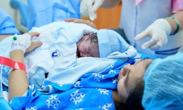 Mẹ chồng tiếc tiền nhất quyết bắt sản phụ sinh thường, nhưng sự im lặng của chồng mới khiến sản phụ thật sự 'chết tâm'