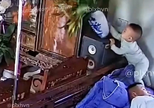 Đoạn video đang khiến cư dân mạng Việt Nam 'bùng nổ': Bố mẹ cư xử thế này, bảo sao gia đình hạnh phúc!