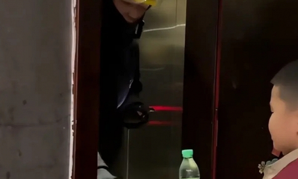 Dạy con tặng shipper chai nước nhưng hành động sau đó của người mẹ khiến dân mạng phải nói thẳng: 'Tư duy quá nghèo nàn!'