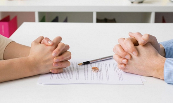 Mẹ chồng ném đơn ly hôn giữa tiệc mừng thọ, vì 1 câu nói của chồng, tôi vội vàng ký ngay không do dự!