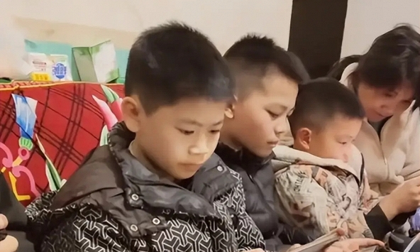 Người mẹ háo hức quay video khoe con, nhưng chỉ một cú lia máy đã phơi bày sự thật gia đình