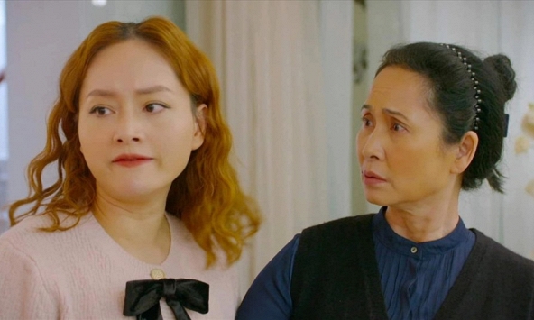 Tôi lỡ tay gửi ảnh bảng lương vào nhóm gia đình, 10 phút sau mẹ chồng gọi tôi lên phòng 'cảnh cáo'