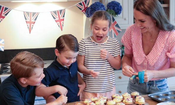 Học Vương phi Kate diện áo blouse kẻ caro: Bí kíp mặc đẹp mộc mạc, sang trọng cho mùa xuân 2026