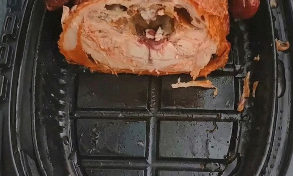 Nửa con gà quay đang khiến cả MXH bùng nổ, các bà mẹ thi nhau bình luận: Con nhà tôi cũng 'ngớ ngẩn' y chang như này!