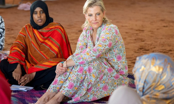 Tạm biệt 'Quiet Luxury', Nữ công tước Sophie chứng minh: Thời trang rực rỡ 'Maximalism' mới là chân ái của mùa Xuân 2026!