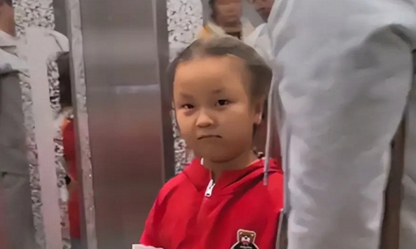 Chiếc hộp trên tay đứa trẻ khiến cư dân mạng bực mình, nói thẳng: Cha mẹ 'buông thả', con cái gánh đủ