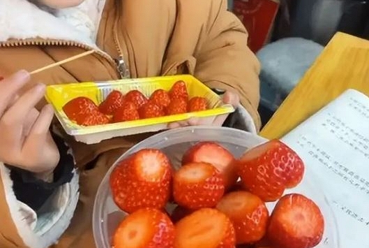 Cả nghìn người 'chướng mắt' khi xem hình ảnh một bà mẹ dạy con cách ăn dâu tây: Con nhà lính, tính nhà quan là đây!