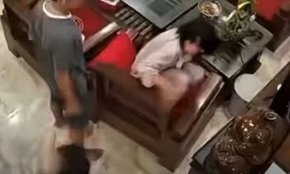 Cư dân mạng Việt Nam bàng hoàng trước clip đánh nhau như kẻ thù của 2 chị em, nhưng thái độ người lớn đứng bên cạnh mới đáng nói!