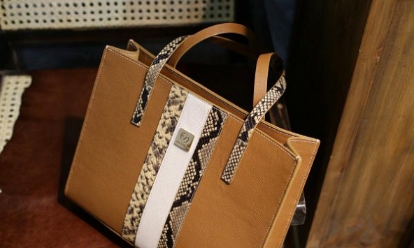 Con trai đưa bạn gái về ra mắt, nhìn chiếc túi cô bé mang theo tôi biết ngay gia đình nó không hề đơn giản