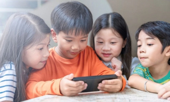 'Mẹ ơi, quét QR đi': Khi đứa trẻ là người dẫn dắt giao dịch không tiền mặt