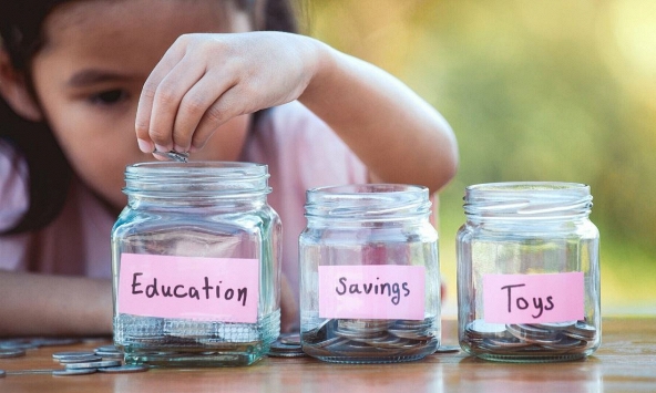 Khi con tự cầm tiền, sai lầm này của cha mẹ dễ khiến trẻ rơi vào hai thái cực: Tiêu xài vô độ hoặc bủn xỉn từng đồng l