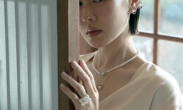 Luôn mang theo 1 vật nhỏ này trong túi xách: Phụ nữ trung niên đi đâu cũng có người giúp, ra cửa gặp bình an