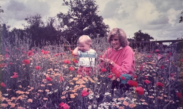 Thân vương William xé lòng đăng ảnh chưa từng công bố với Công nương Diana ngày của Mẹ, chi tiết vắng bóng Vương phi Kate gây chú ý