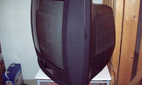 Tại sao ngày xưa mọi người thường vỗ vài cái để sửa TV bị nhiễu?