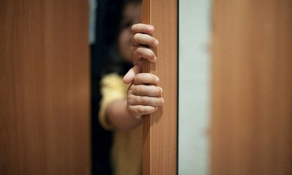 'Tối qua bố đánh mẹ, mẹ hét lên đau đớn' - Đứa trẻ mách khiến bà ngoại đỏ mặt xấu hổ, suýt làm rơi cả cốc nước