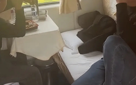 Vụ việc trên tàu hỏa khiến nhiều người ngán ngẩm: Sợ nhất kiểu 'con nhà lính tính nhà quan'!