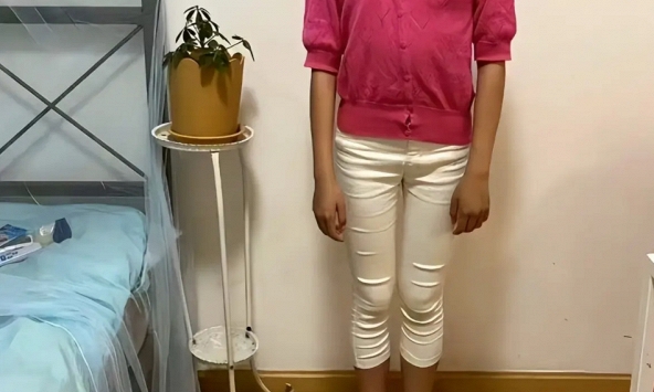 Chiếc quần khiến một bà mẹ bị chê cười: Cho con gái mặc như này, khác nào 'tạo điều kiện' để con bị bắt nạt!