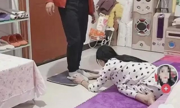 Bức ảnh QUỲ GỐI nhận bão 'gạch đá': Đây chính là cách cha mẹ huỷ hoại con cái nhanh nhất!