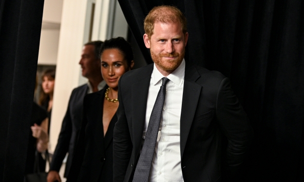 Từng than 'làm dâu hoàng gia không ai dạy', Meghan bẽ bàng khi sách mới bóc trần: 'Cô ta ảo tưởng và muốn được tôn sùng như một vị thần!'