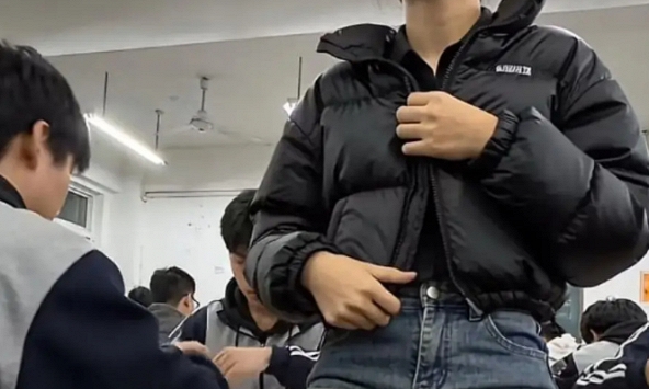 Chiếc váy cô giáo mặc đi dạy học khiến nam sinh cả lớp ngại ngùng, không dám ngẩng mặt lên nhìn!