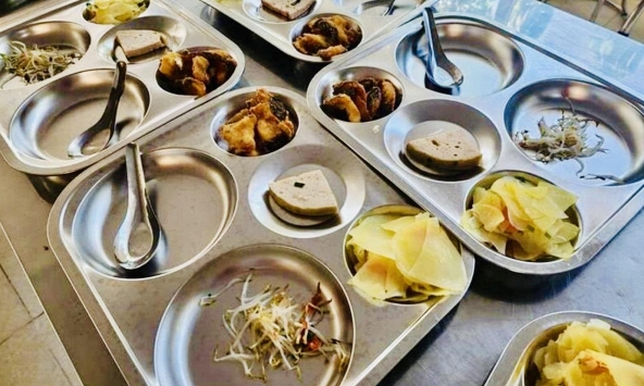 Đọc tin thực phẩm bẩn vào trường học, tôi giật mình nhớ lại câu nói vu vơ của con