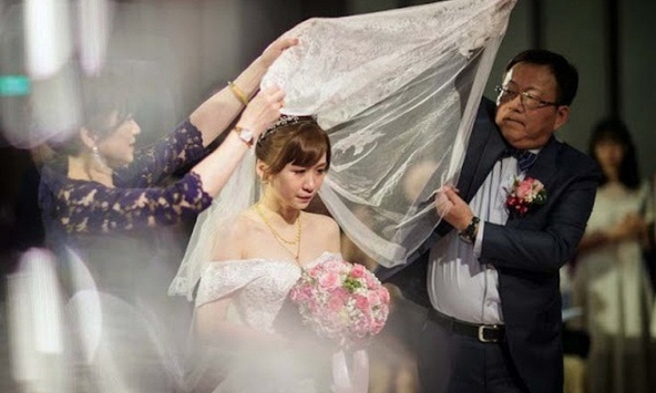 Ngày con lấy vợ giàu, tôi tặng 2 đứa một chiếc bát mẻ: Món quà “kém duyên” của bà mẹ nghèo lại là thứ khiến thông gia nể phục