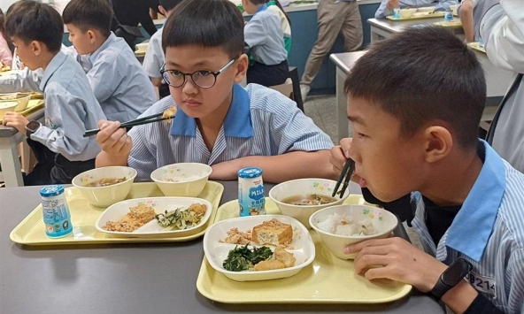 Phụ huynh Hà Nội tranh cãi 'nảy lửa' vì một vấn đề sau vụ 300 tấn thịt lợn bẩn: Tưởng đơn giản mà cũng phức tạp lắm!