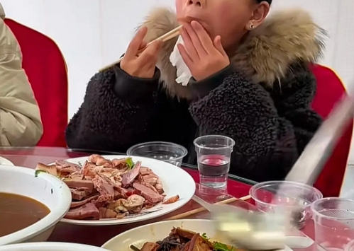 Bức ảnh đứa trẻ ngồi ăn cơm khiến dân mạng giật mình: Đây chính là hậu quả của việc bố mẹ không kiểm soát con xem gì trên điện thoại!