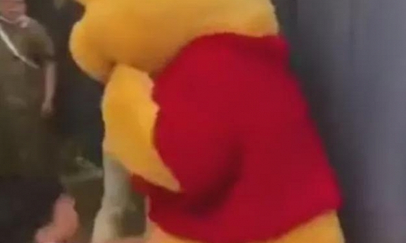 Bức ảnh đứa trẻ bên con thú nhồi bông mờ căm khiến nhiều người phải ngao ngán về cách 1 số cha mẹ dạy con!