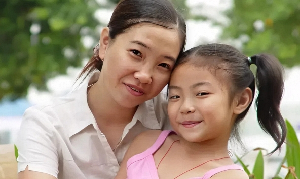 Đi họp lớp cùng mẹ, con gái ngây thơ hỏi: 'Sao nhà người ta giàu thế', bà mẹ TP.HCM có câu trả lời xứng đáng điểm 10!